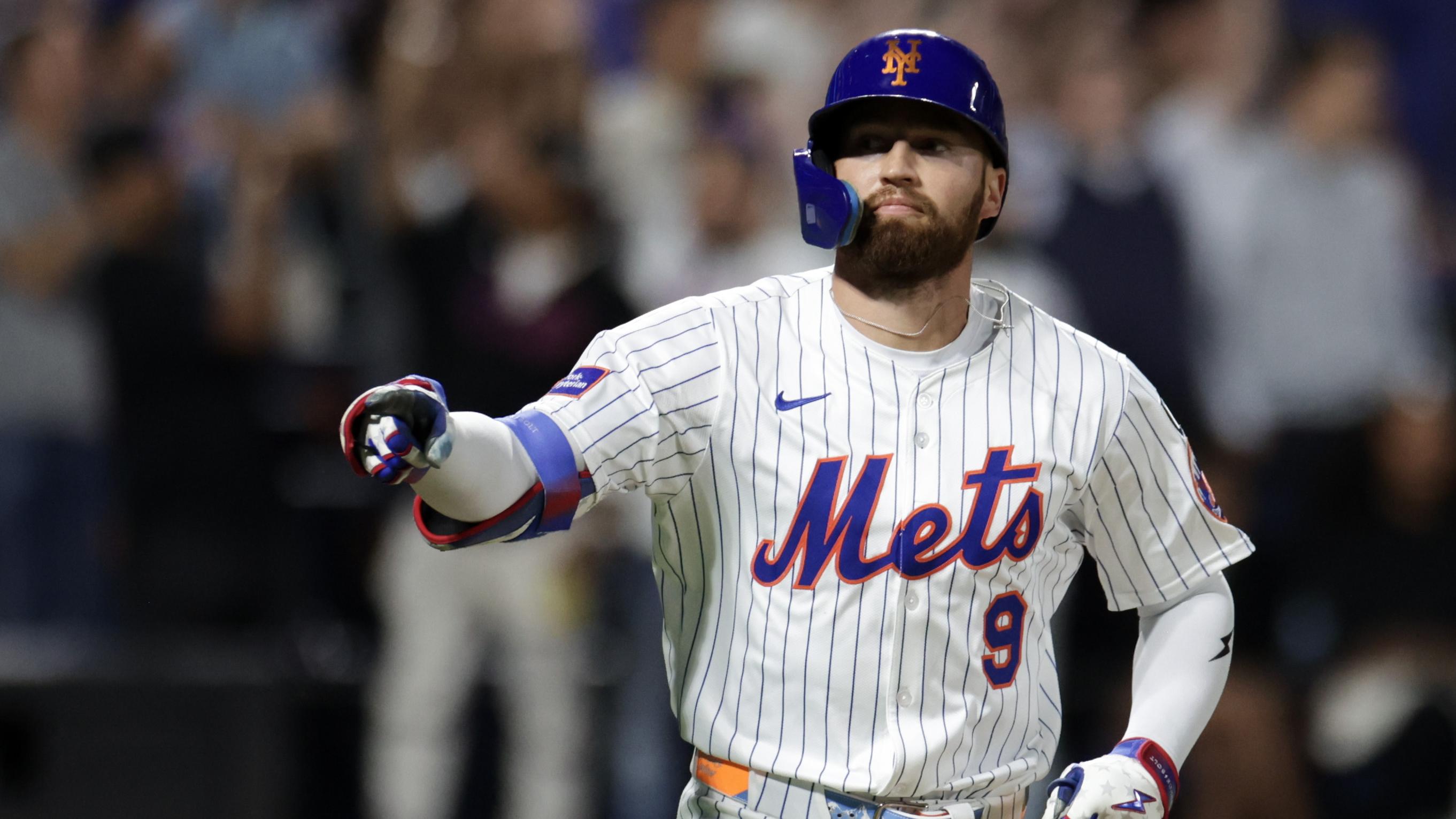 Mets Praised by Mendoza After Walk-Off Win vs. Phillies, ‘We Continue to Punch Back’