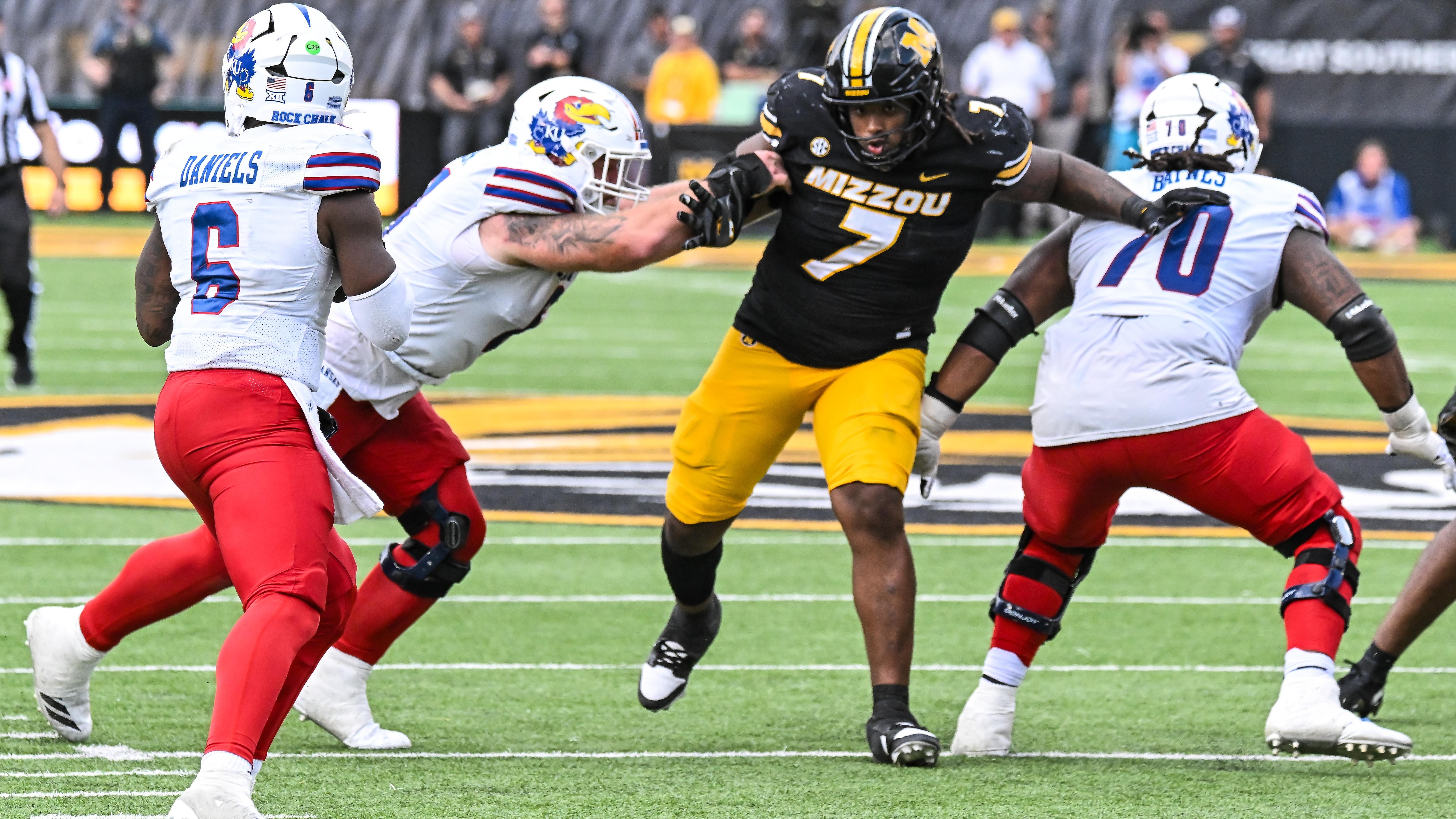 COLLEGE FOOTBALL: SEP 06 Kansas at Missouri