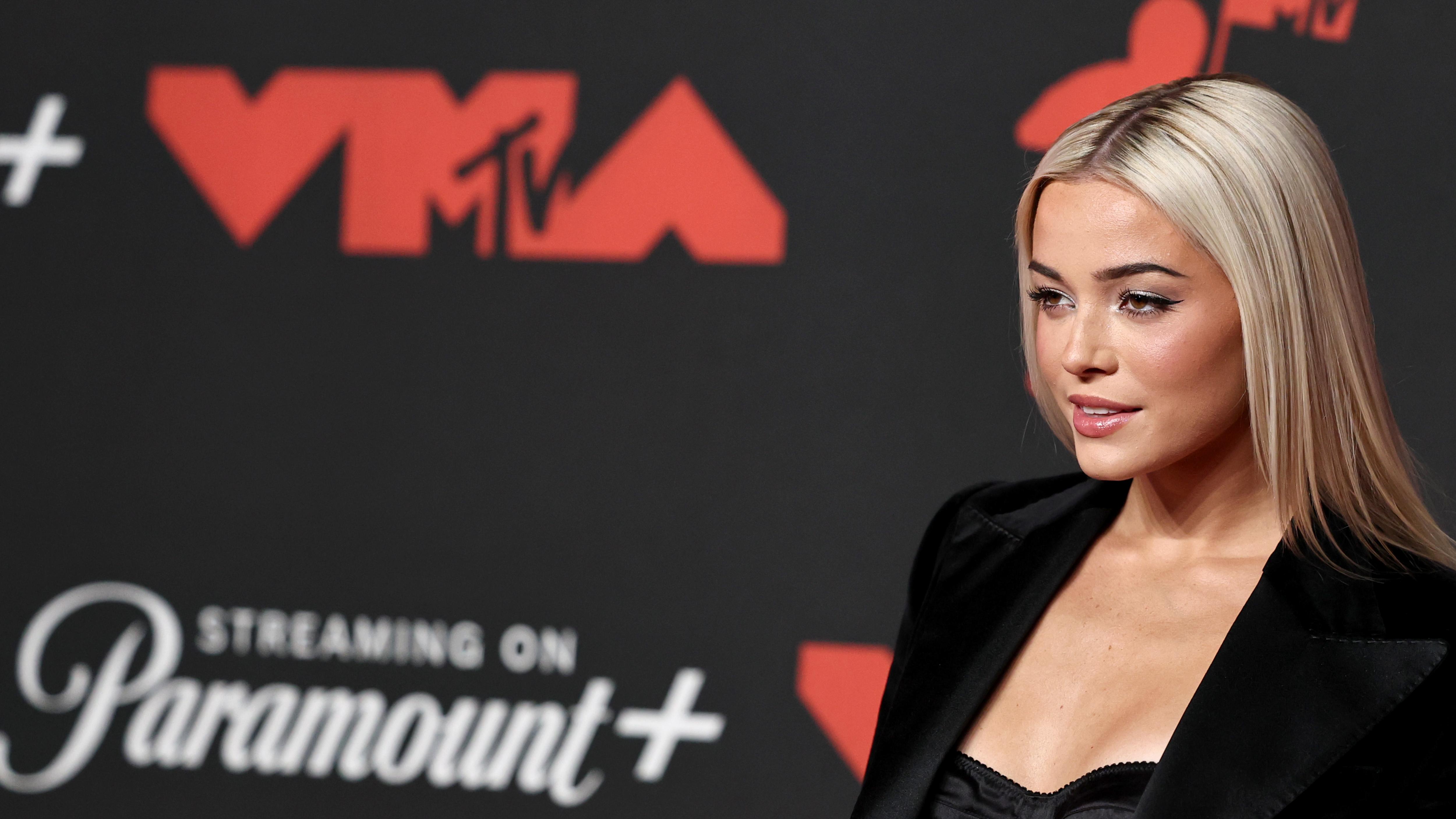 Livvy Dunne Attends 2025 MTV VMAs Red Carpet on Video, Introduces Lola Young on Stage