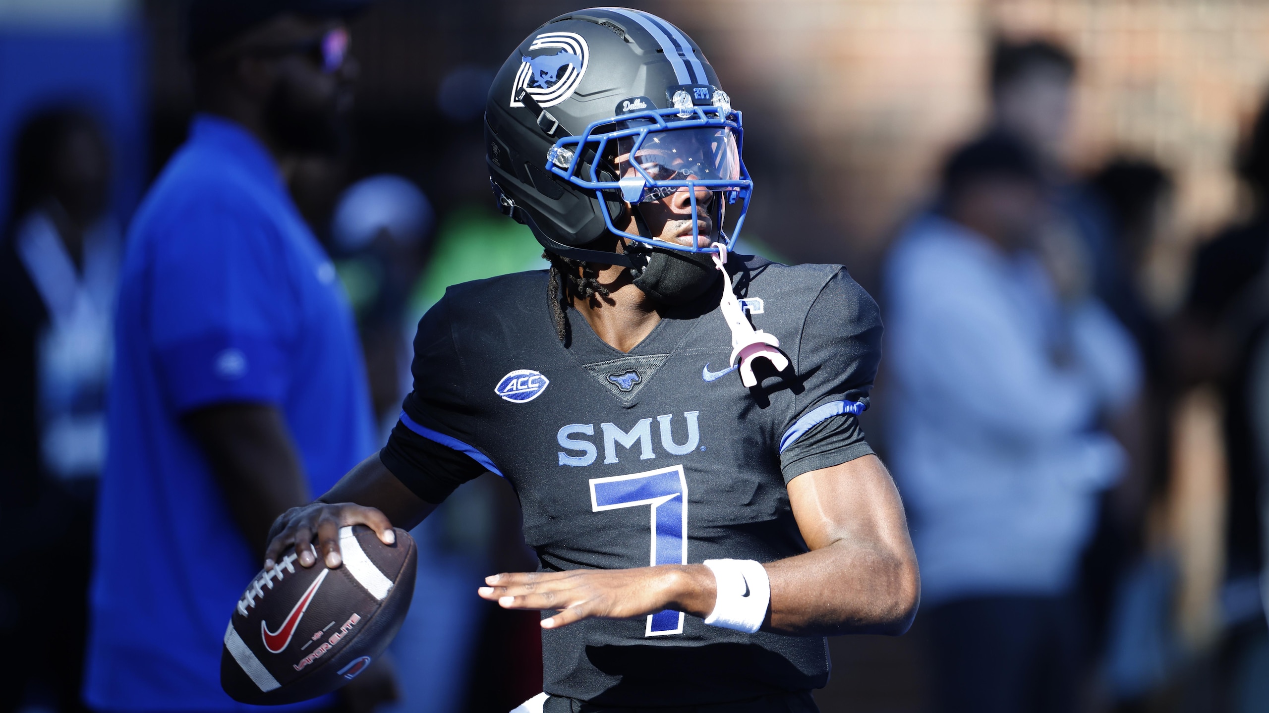 SMU QB'S BEHIND-THE-BACK PASS 🔥