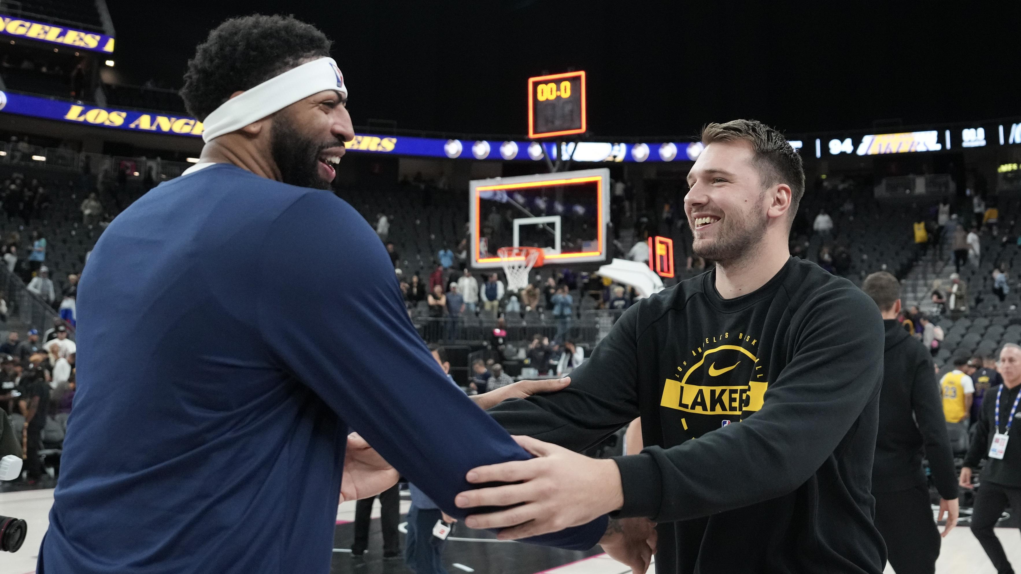 Dallas Mavericks v Los Angeles Lakers