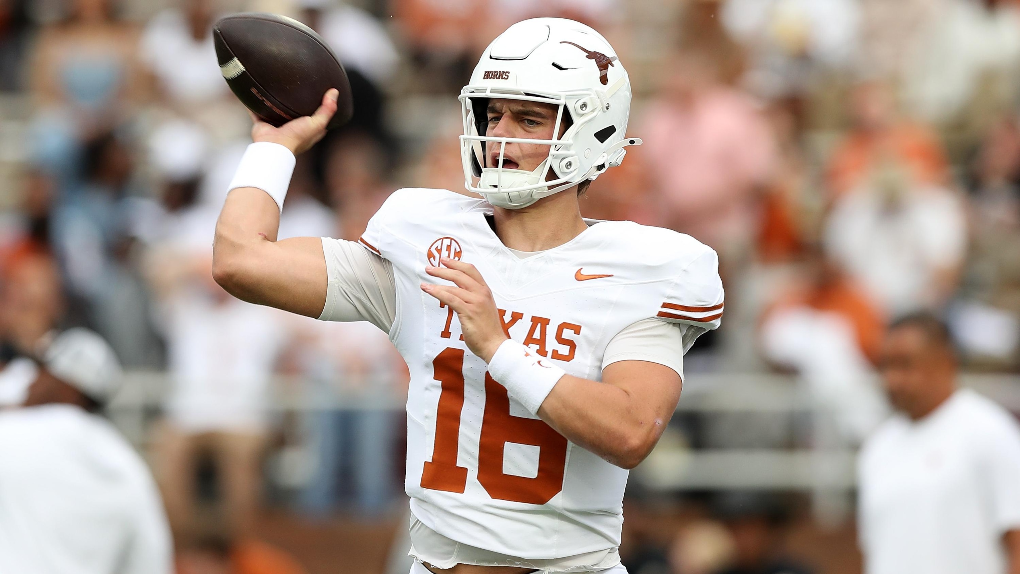 Arch Manning dans le protocole de commotion cérébrale, a manqué l’entraînement du Texas lundi