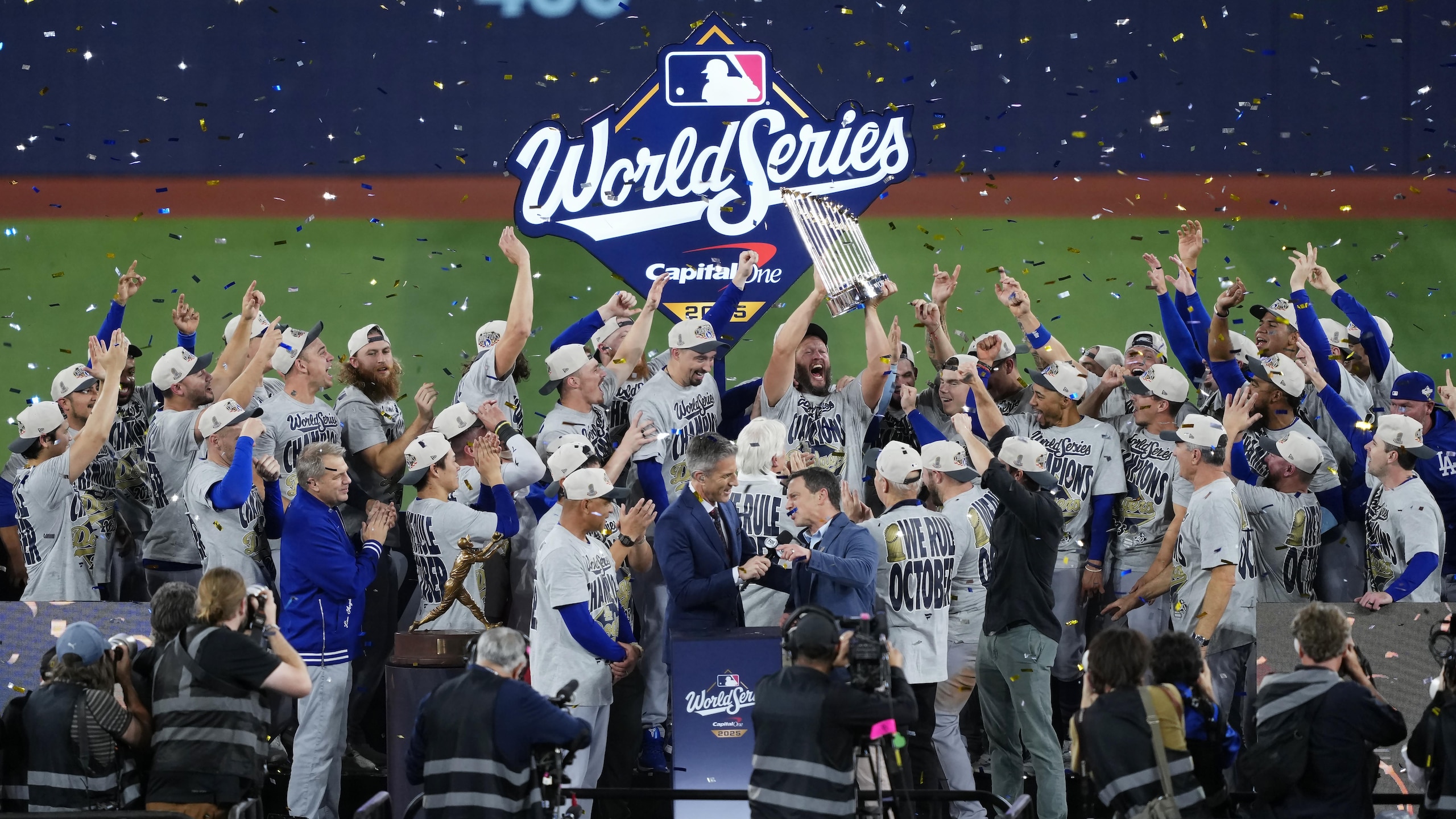 World Series - Los Angeles Dodgers v Toronto Blue Jays - Game Seven World Series - Los Angeles Dodgers v Toronto Blue Jays - Game Seven