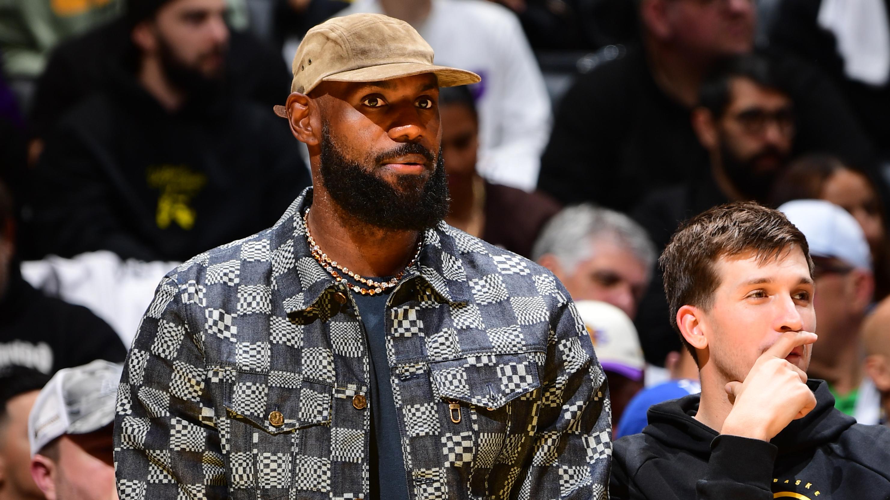 San Antonio Spurs v Los Angeles Lakers