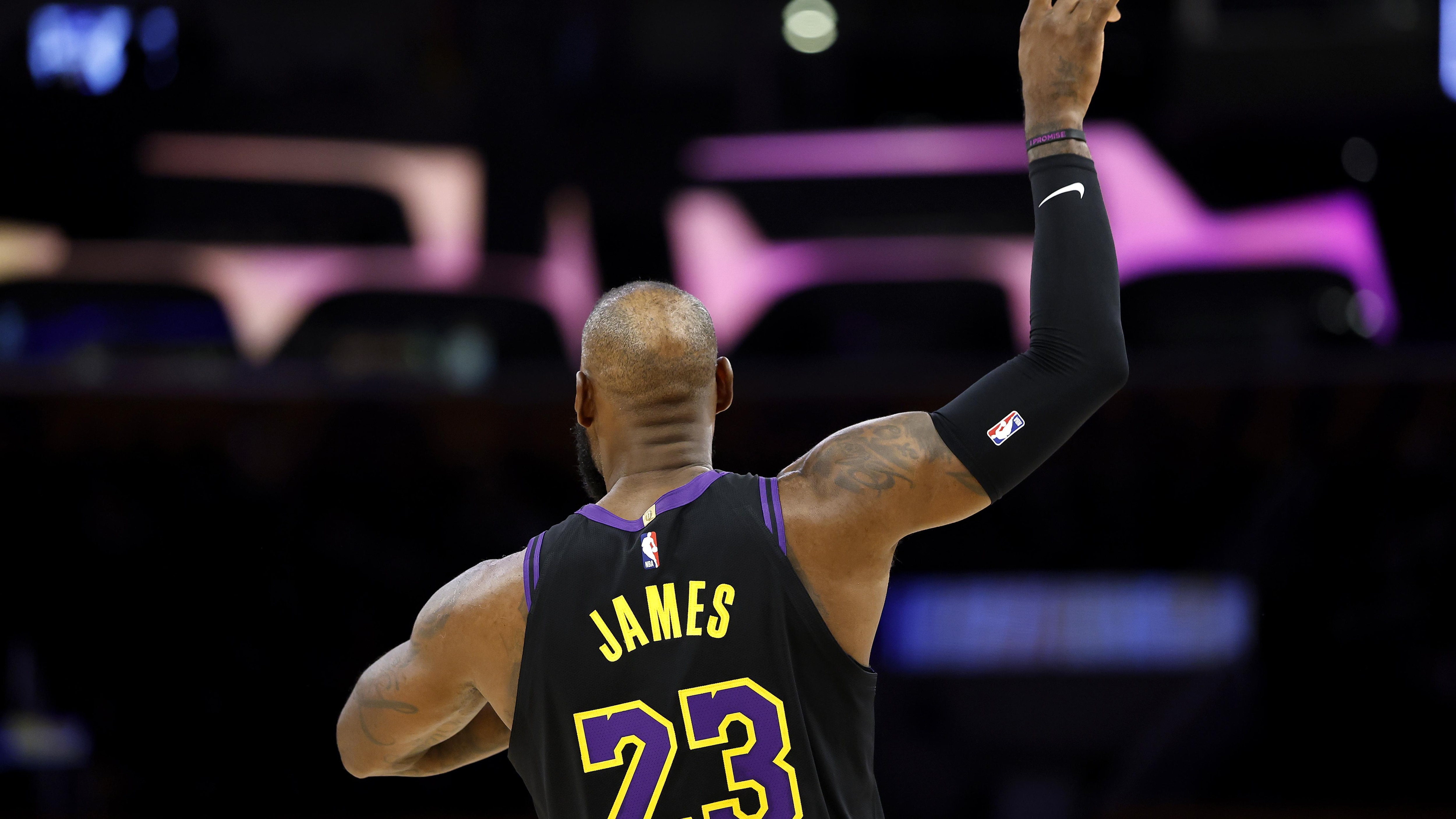 LeBron James' Season Debut: Lakers 140-125 Over Jazz