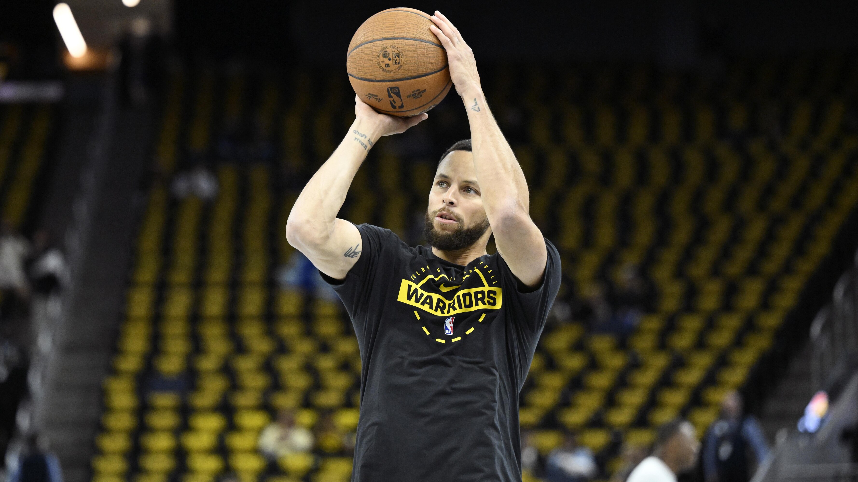 Kevin Garnett Reacts to Steph Curry Wearing His Nike Shoes Before Warriors vs. Wolves