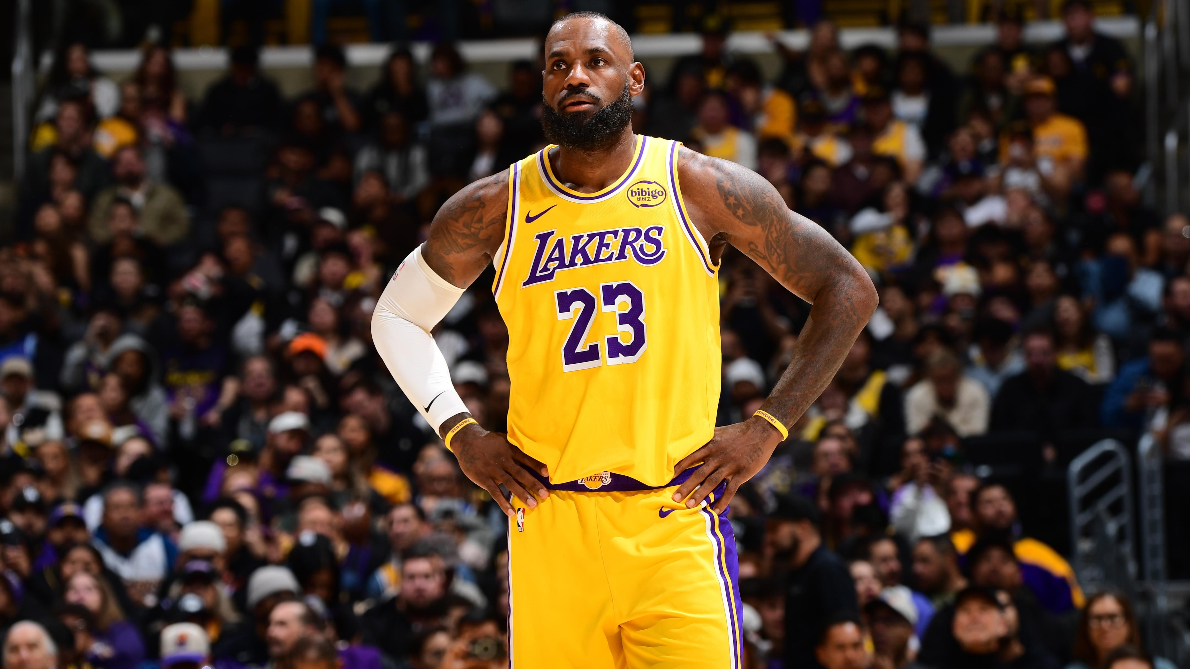 Phoenix Suns v Los Angeles Lakers