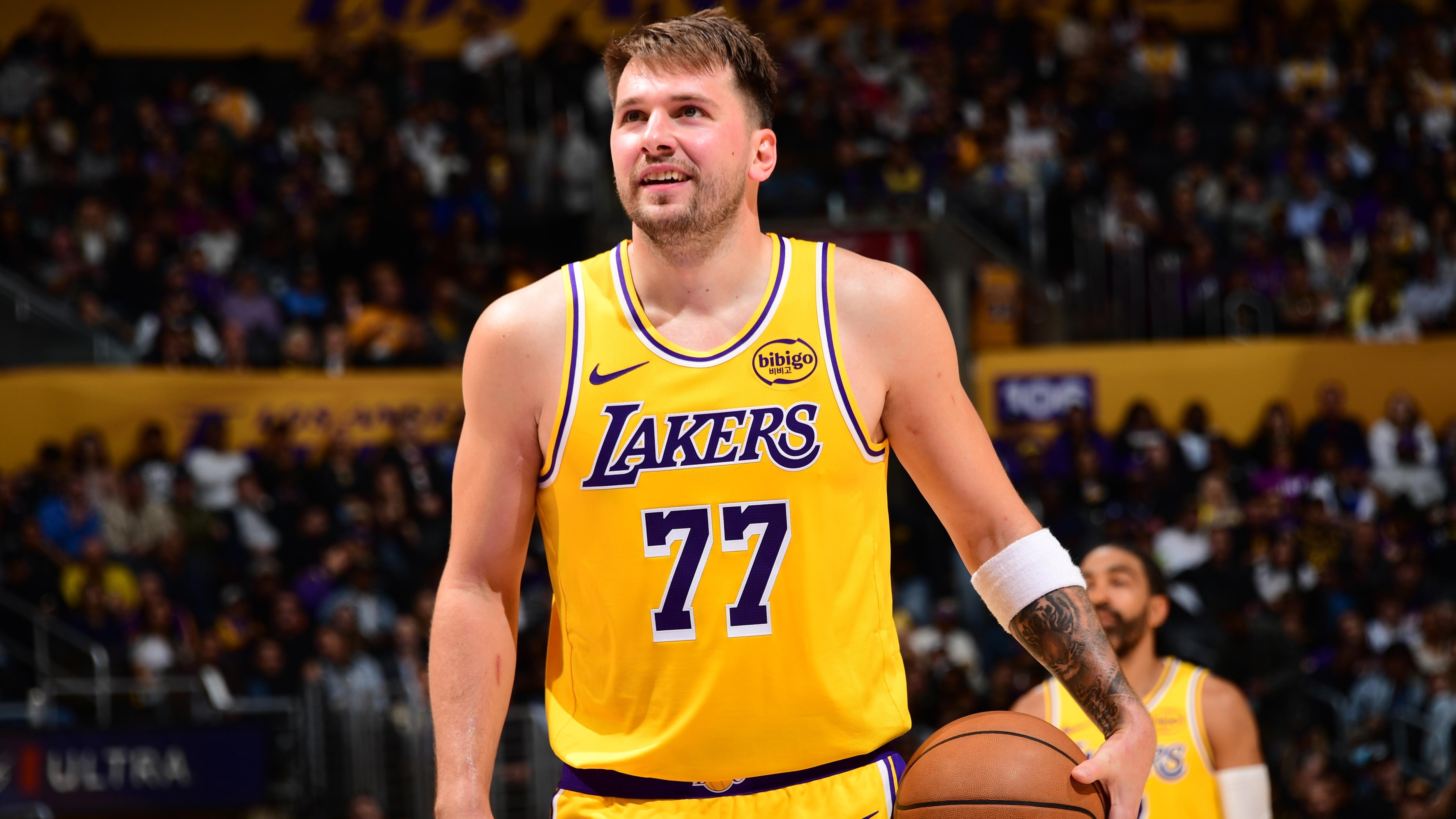 Phoenix Suns v Los Angeles Lakers