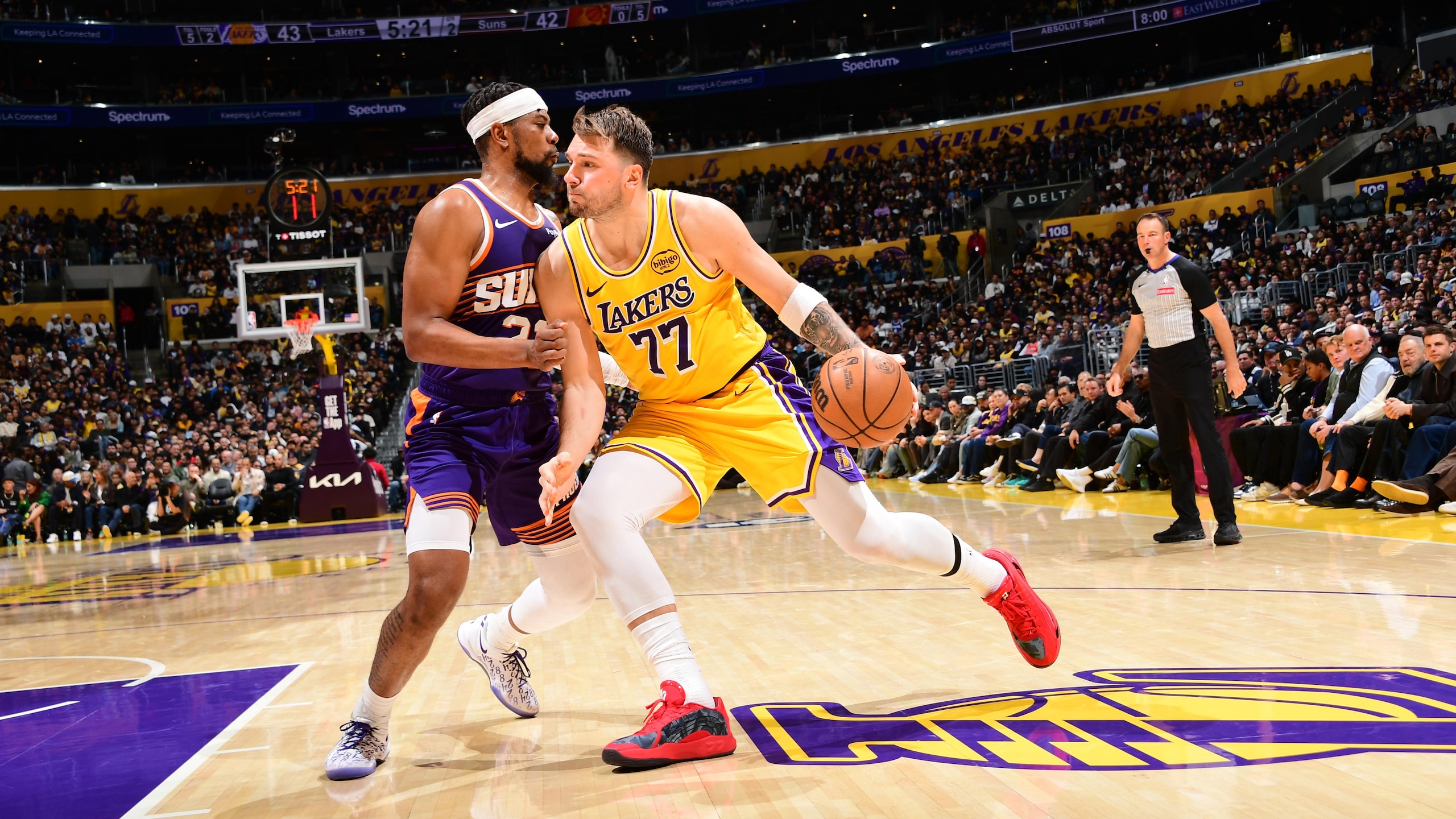 Phoenix Suns v Los Angeles Lakers