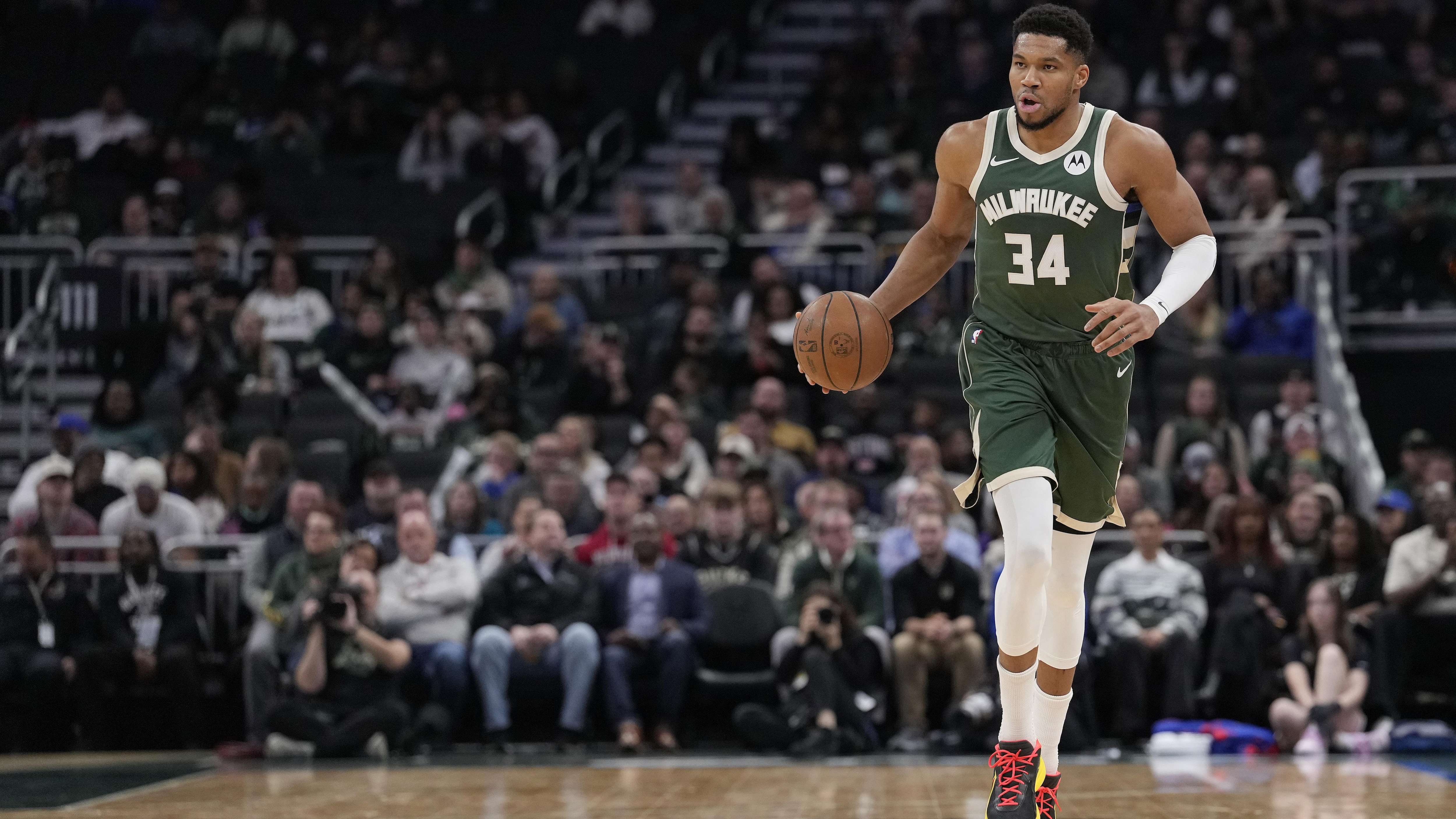 Detroit Pistons v Milwaukee Bucks