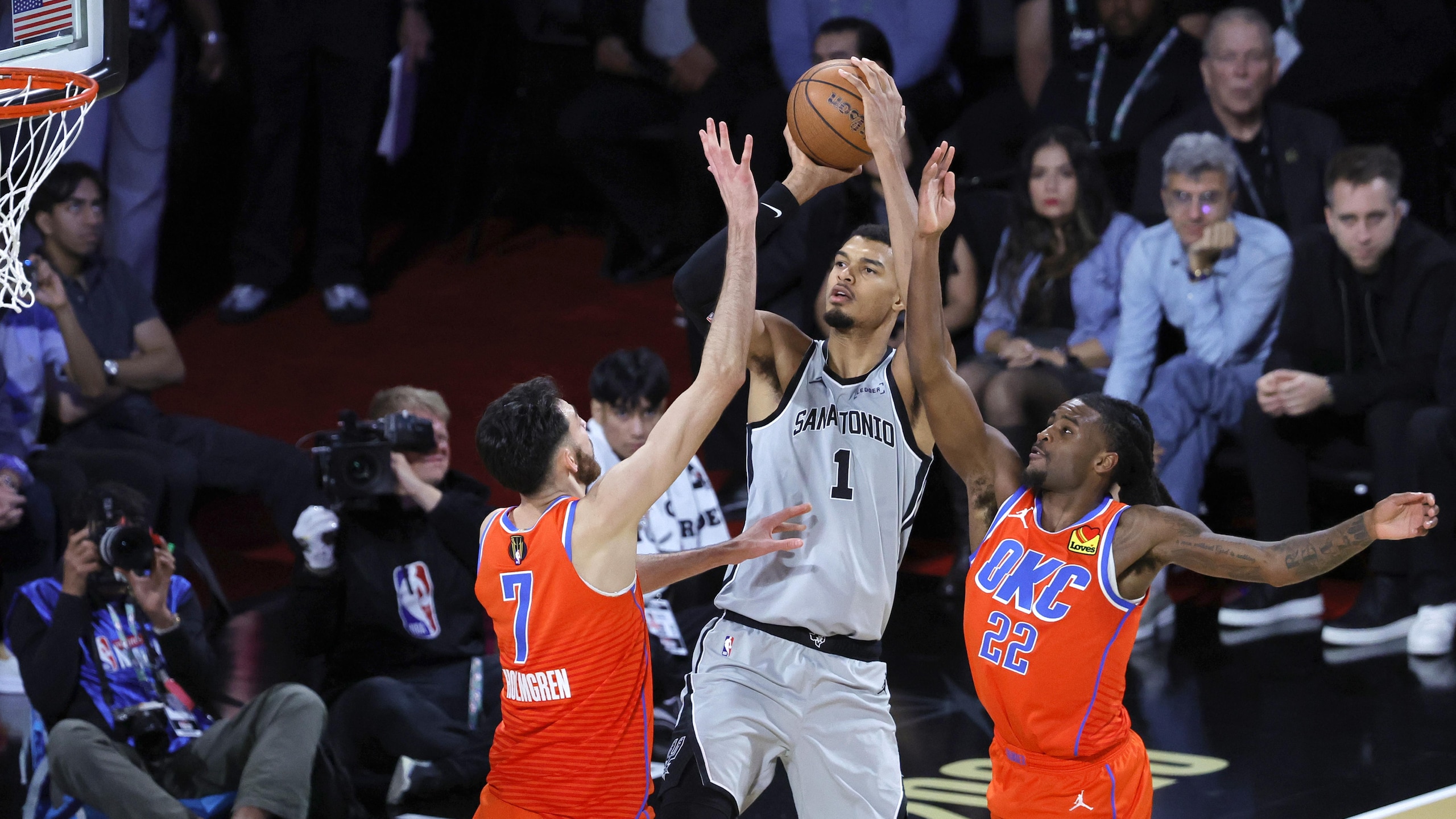 San Antonio Spurs v Oklahoma City Thunder : Emirates NBA Cup - Semifinals
