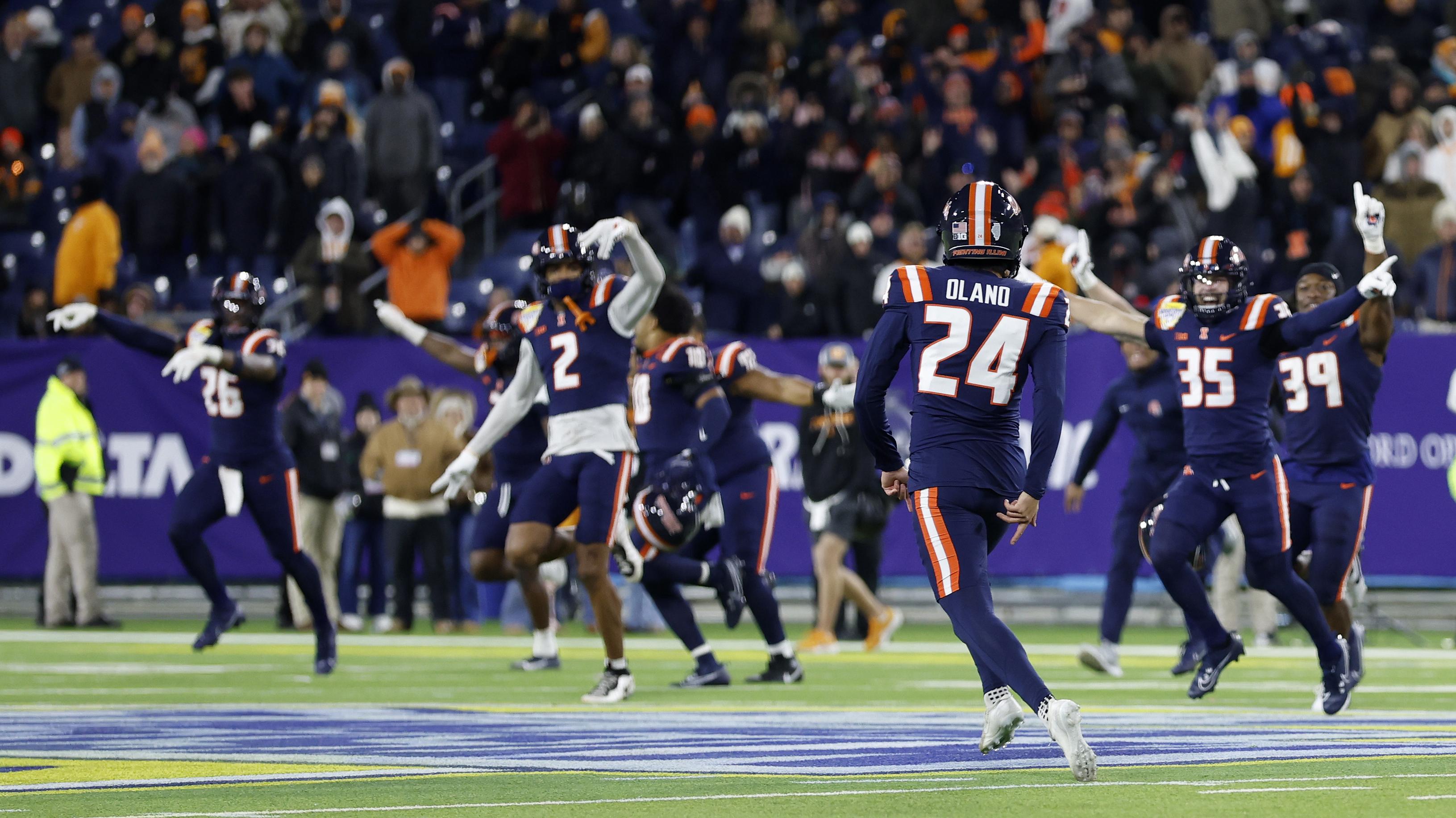 COLLEGE FOOTBALL: DEC 30 Music City Bowl Tennessee vs Illinois