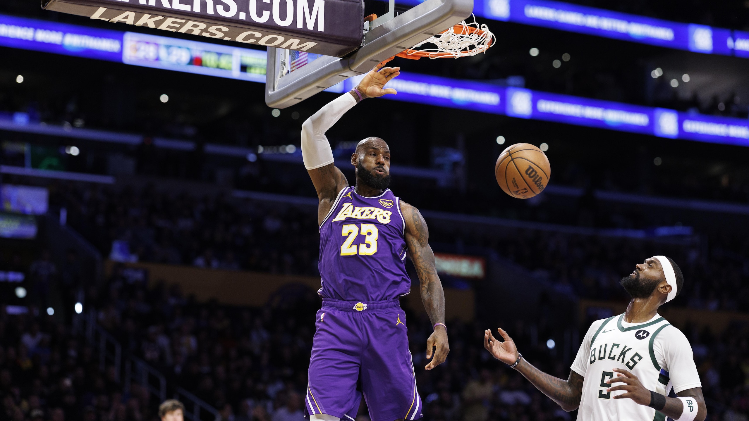 Lakers vs Bucks in Los Angeles, CA Lakers vs Bucks in Los Angeles, CA