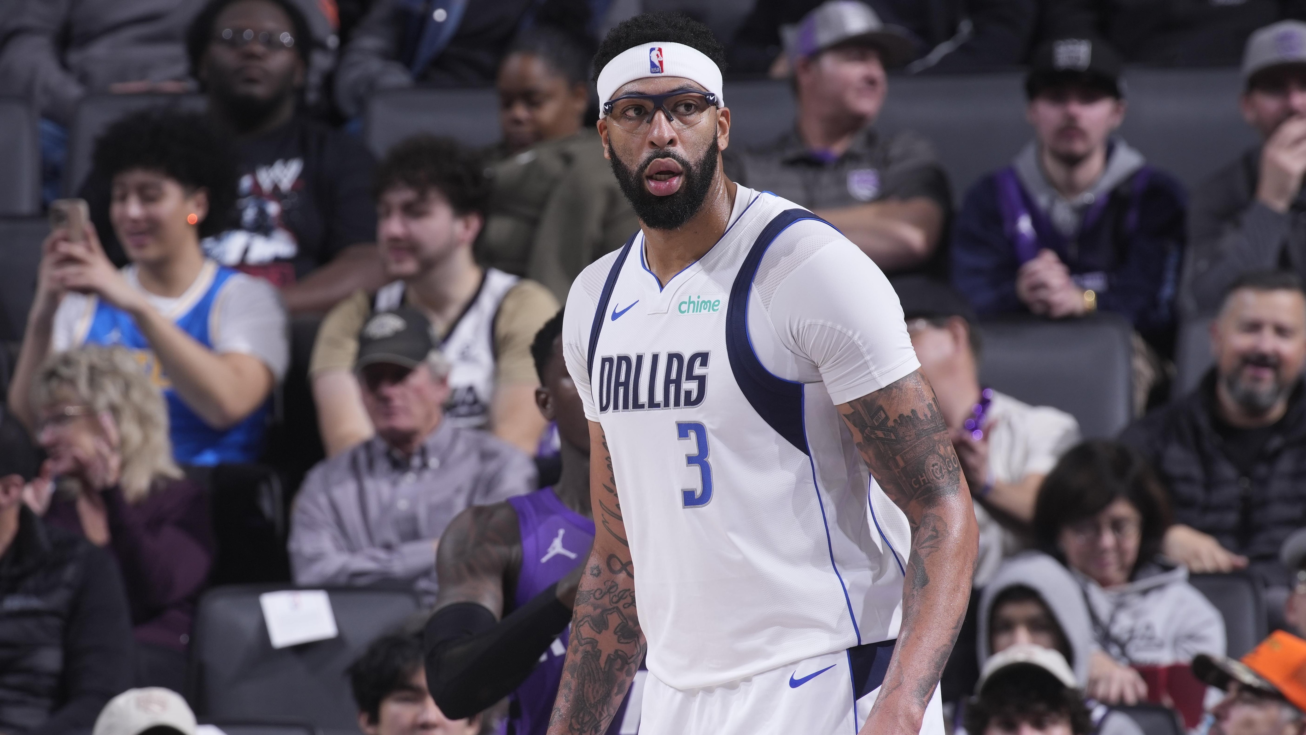 Dallas Mavericks v Sacramento Kings