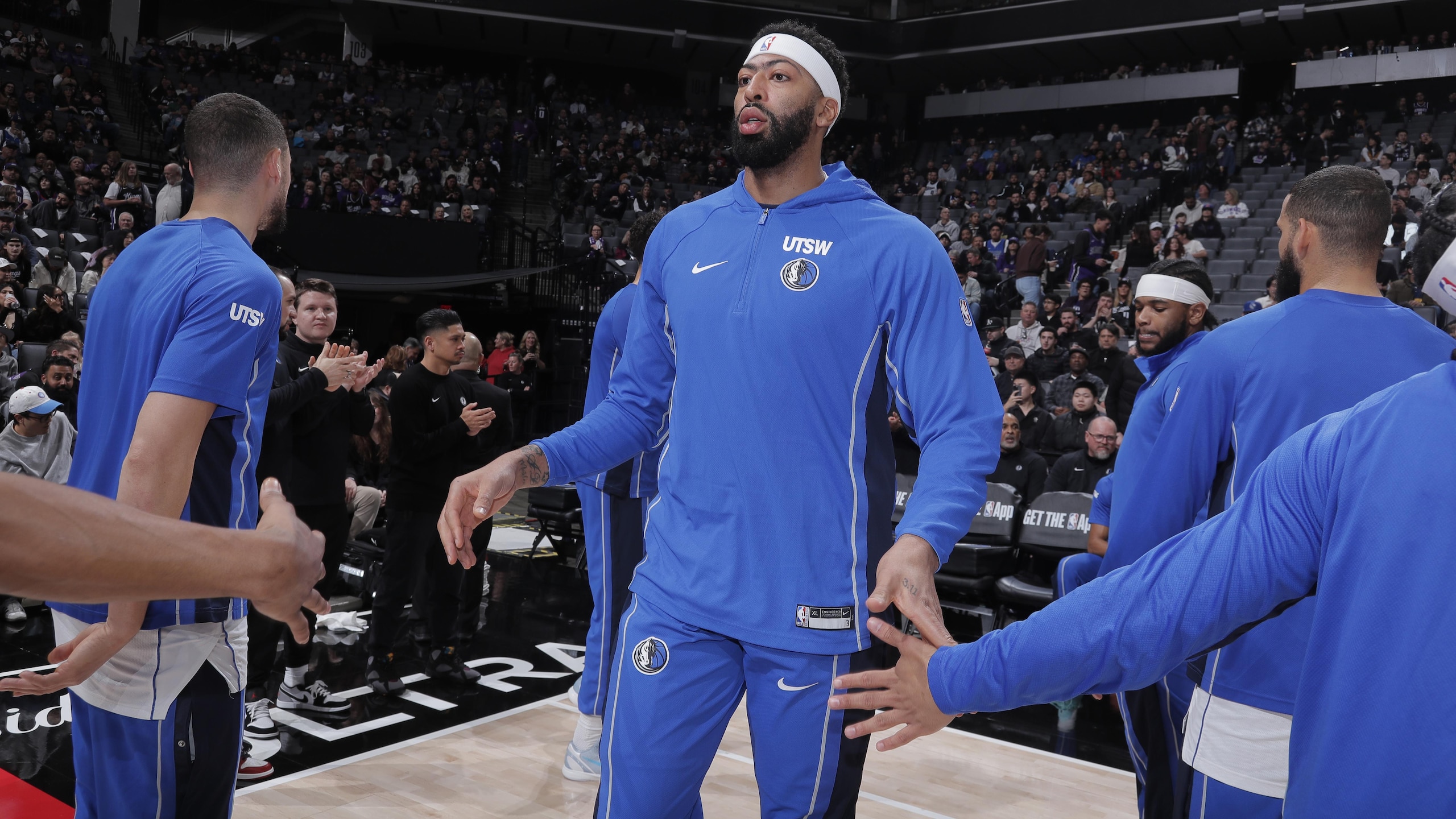 Dallas Mavericks v Sacramento Kings