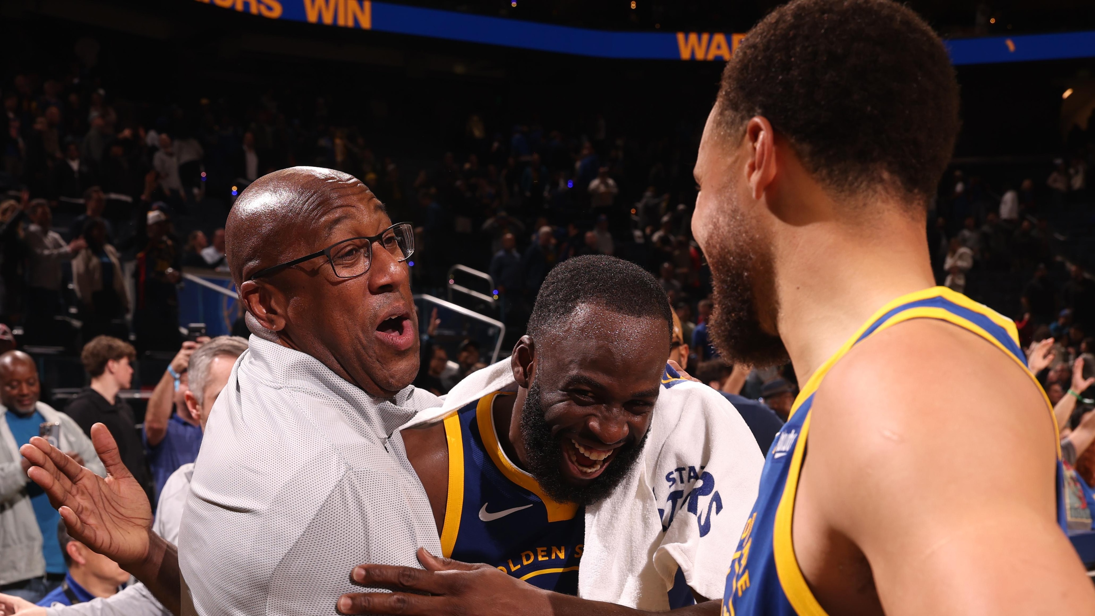 Draymond Green, Mike Brown Hug Reportedly Angered Some With Knicks After Flagrant Foul on KAT