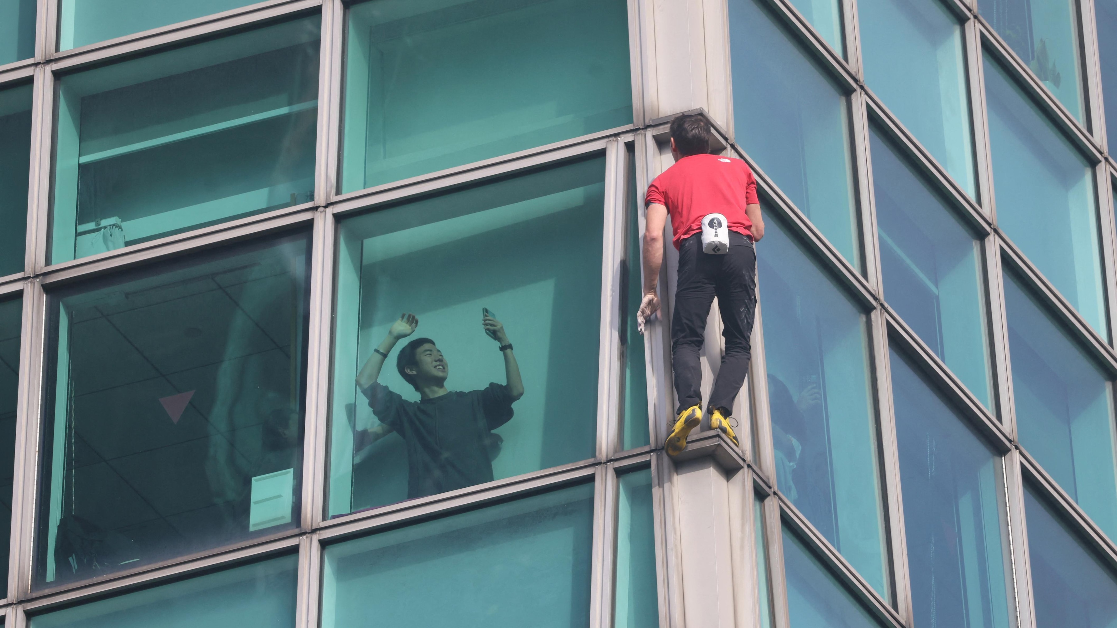 bleacherreport.com - Julia Stumbaugh - Did Alex Honnold Complete the Netflix Skyscraper Live Climb? Latest Updates on Historic Free Solo
