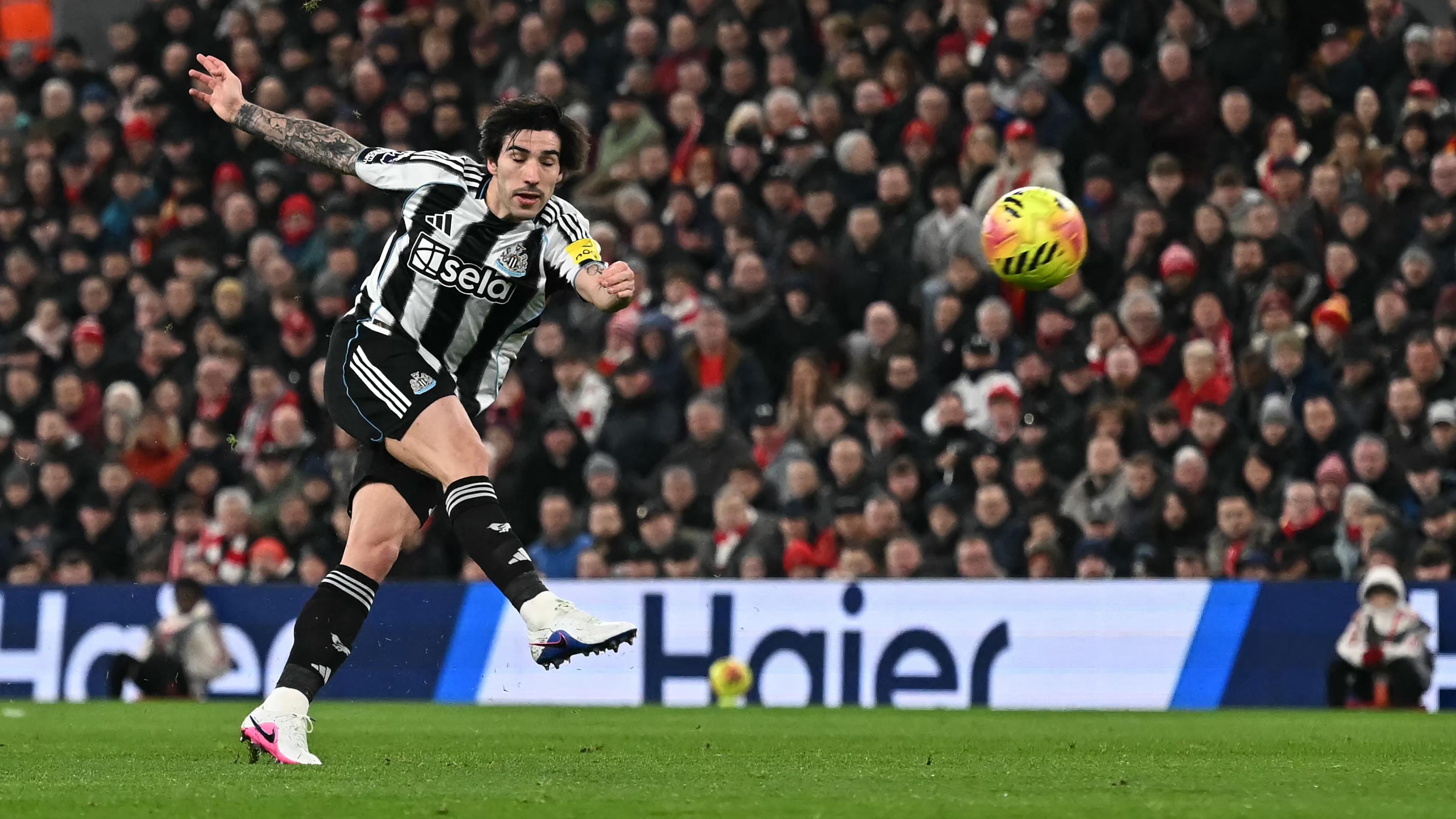 FBL-ENG-PR-LIVERPOOL-NEWCASTLE