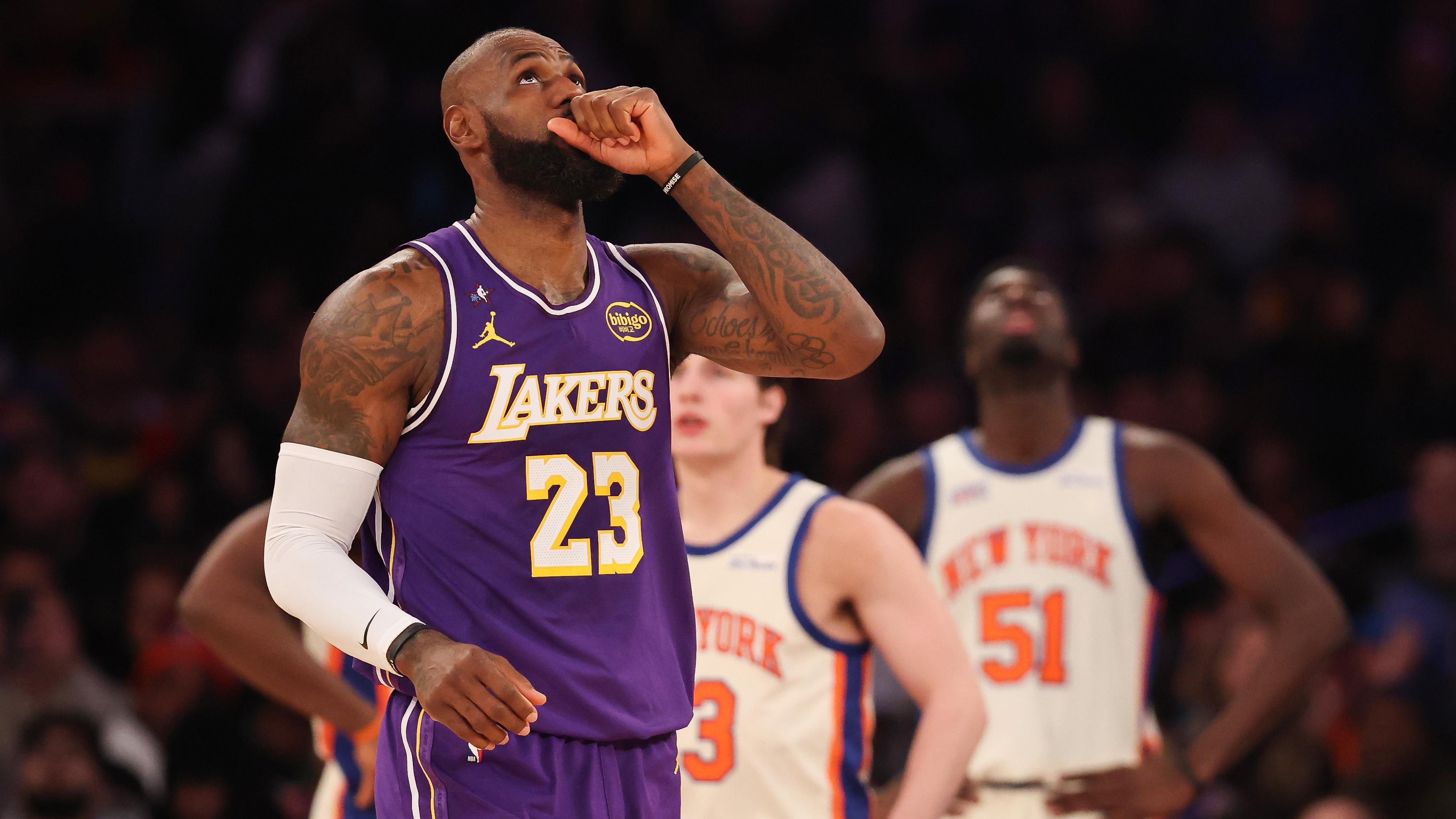 Los Angeles Lakers v New York Knicks