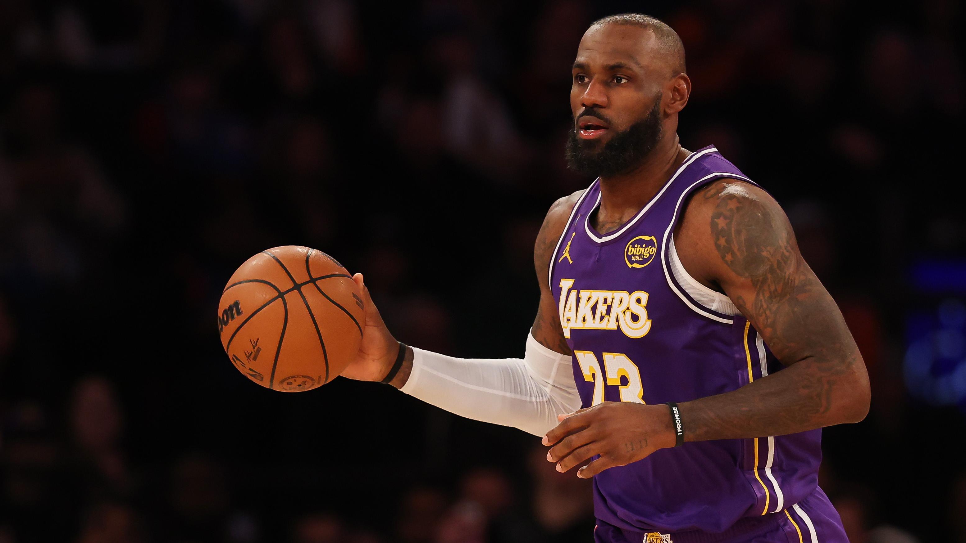 Los Angeles Lakers v New York Knicks