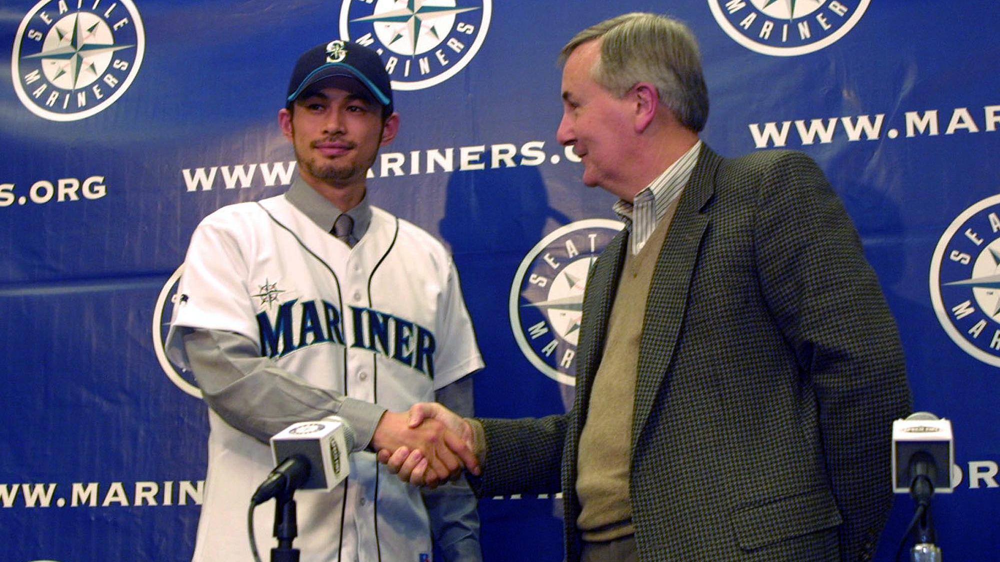 New Seattle Mariner Ichiro Suzuki (L) is welcomed