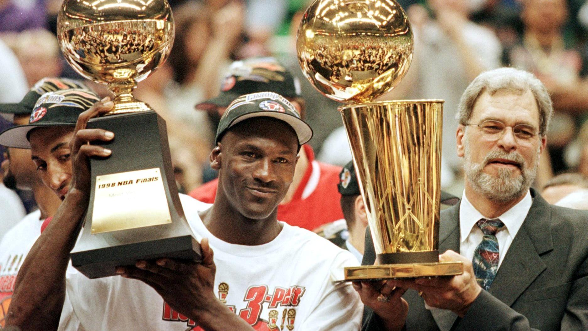 Michael Jordan (L) and Chicago Bulls head coach Ph