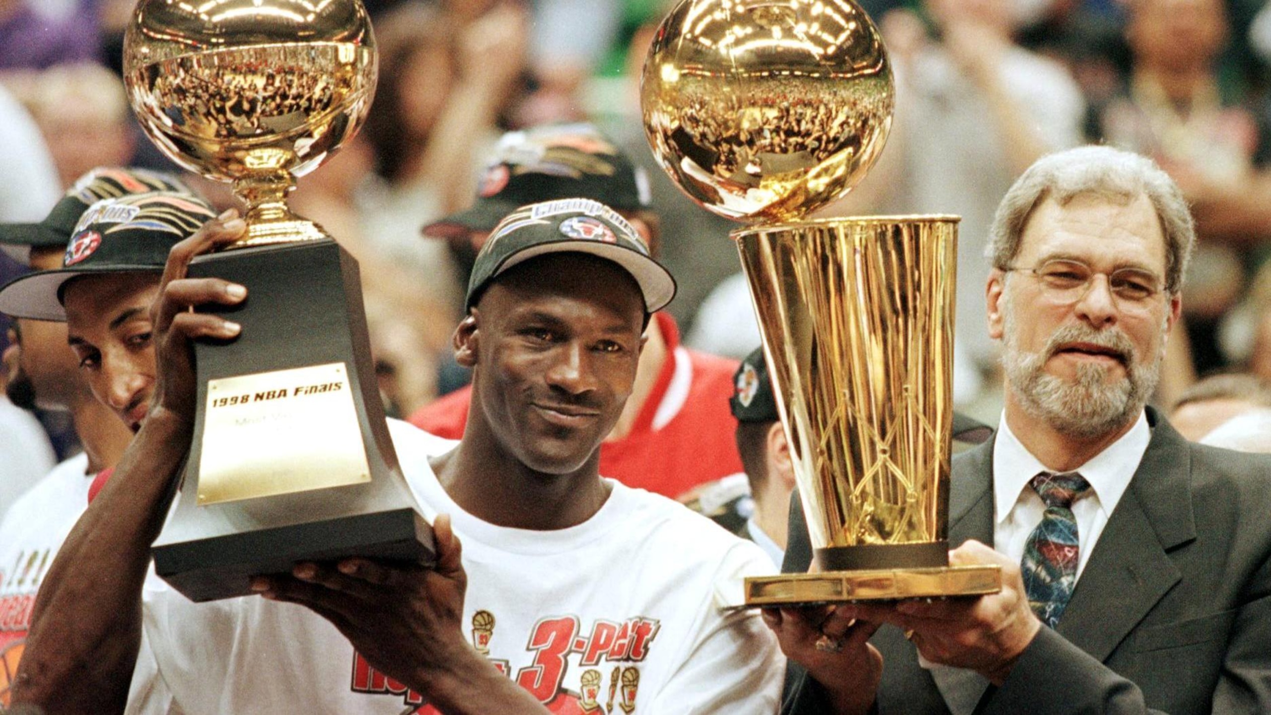 Michael Jordan (L) and Chicago Bulls head coach Ph