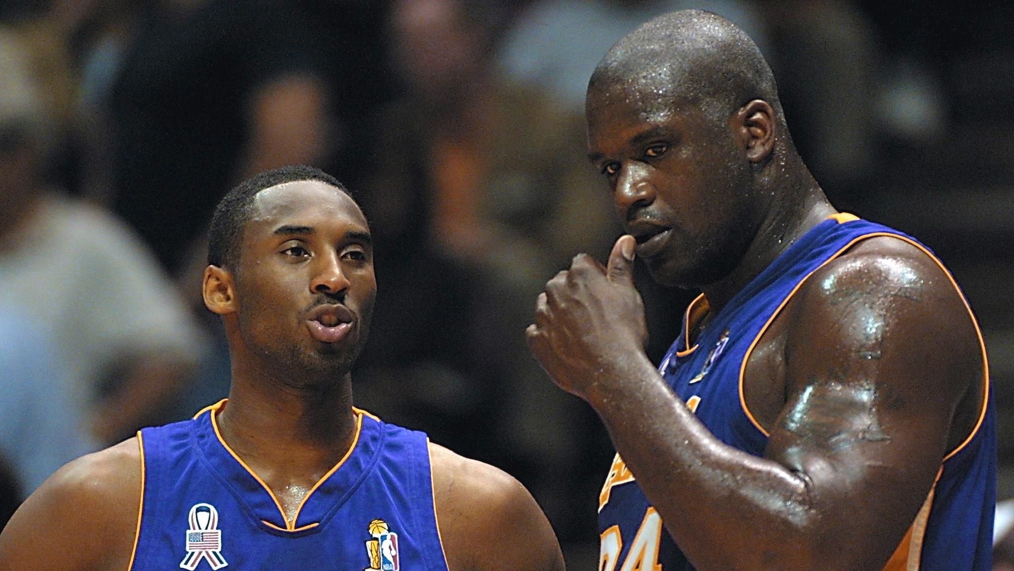 Kobe Bryant (L) and Shaquille O'Neal of the Los An