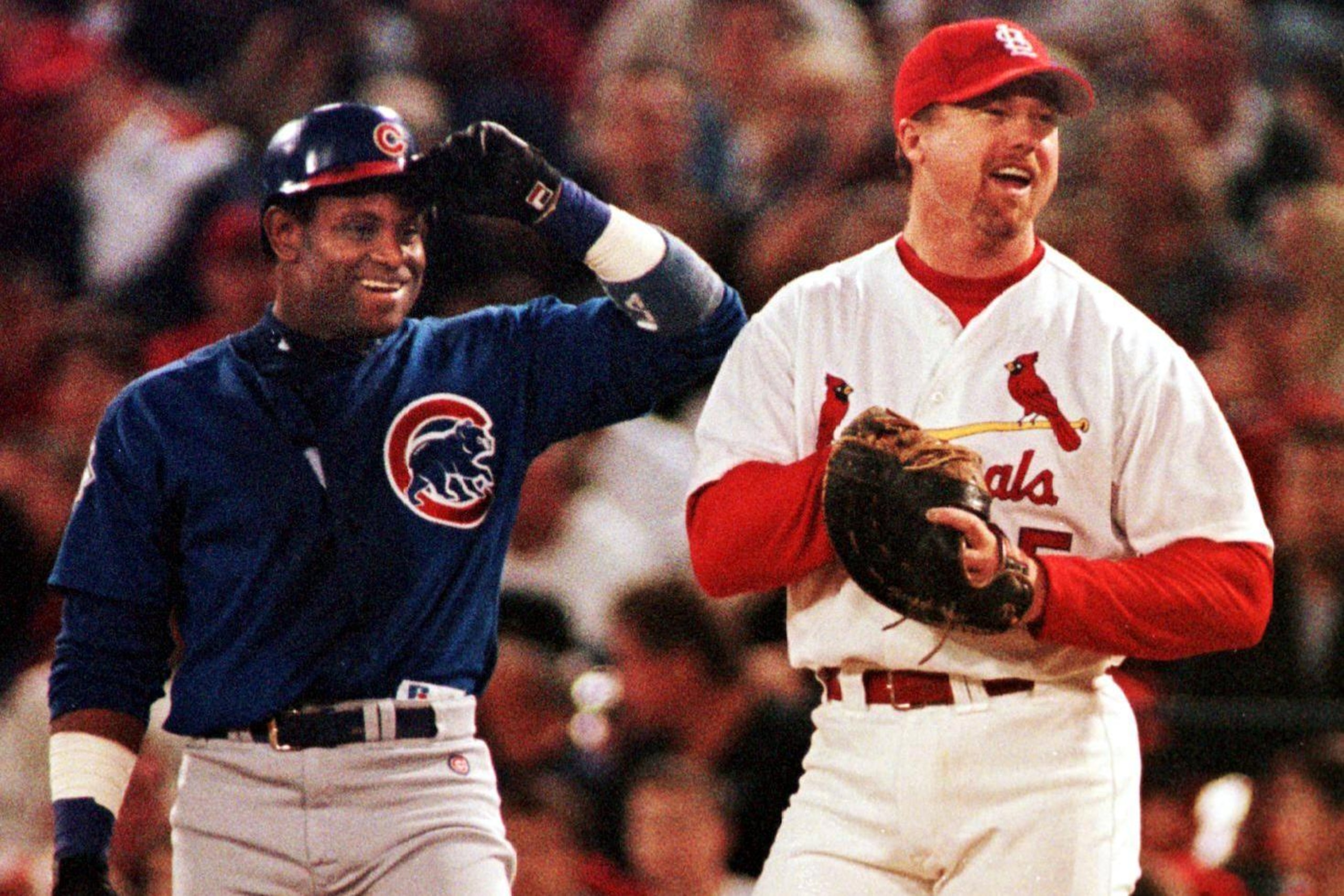 Chicago Cubs' Sammy Sosa (L), shares a laugh with