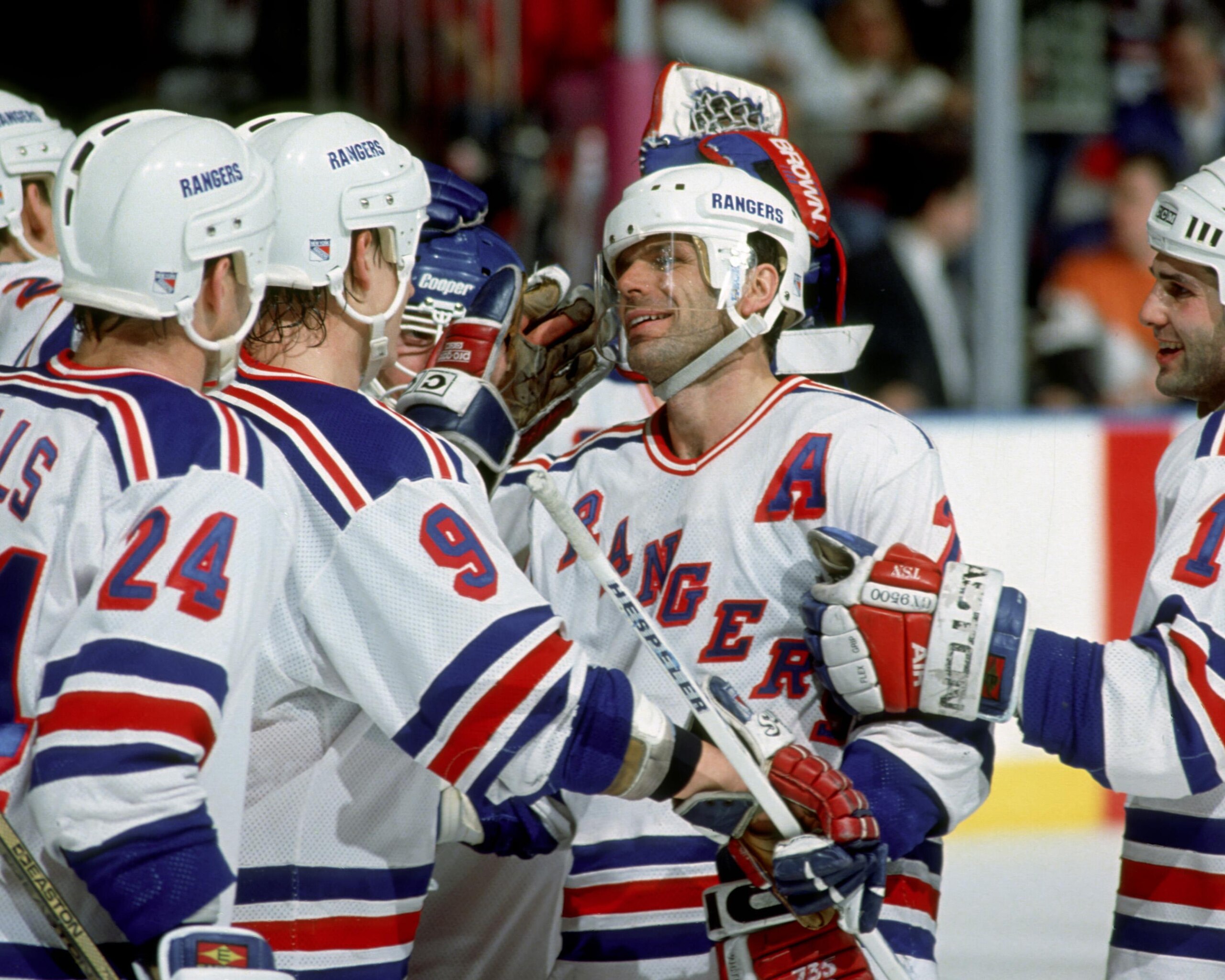 Mike Gartner celebrates his 600th NHL goal... Mike Gartner celebrates his 600th NHL goal...